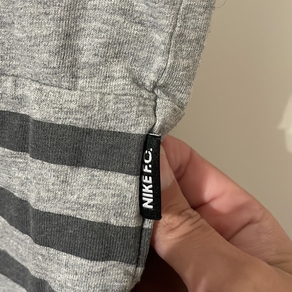 NIKE F.C. T-SHIRT SIDELINE DARK GREY HEATHER/BLACK SIZE S - Picture 7 of 7